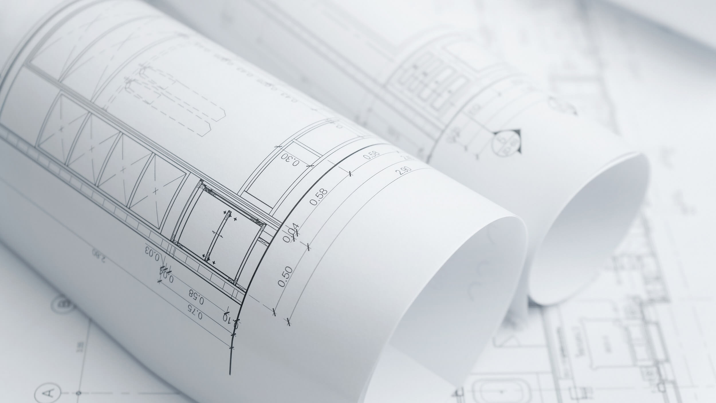 Architekturzeichenpapierrollen einer Wohnung für Bau